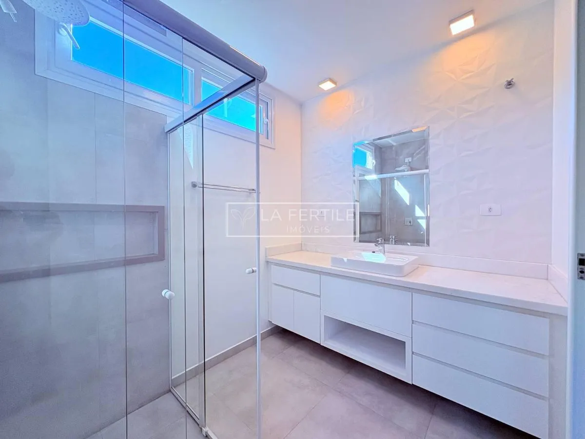 Будинок на 5 спалень із 2 ванними при кімнаті, 400 м² — photo 31