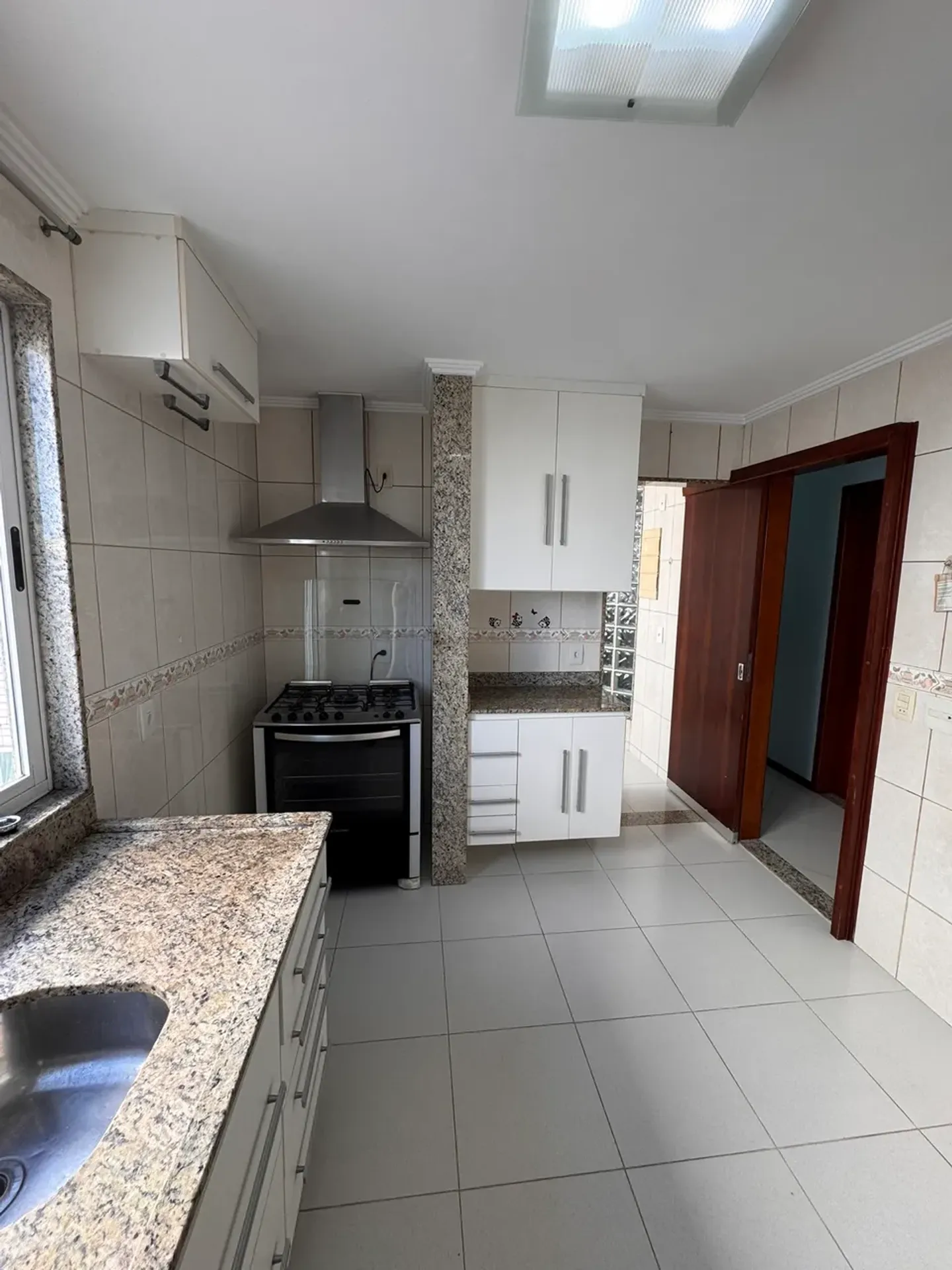 Apartamento com 4 quartos e cozinha separada fechada — photo 23