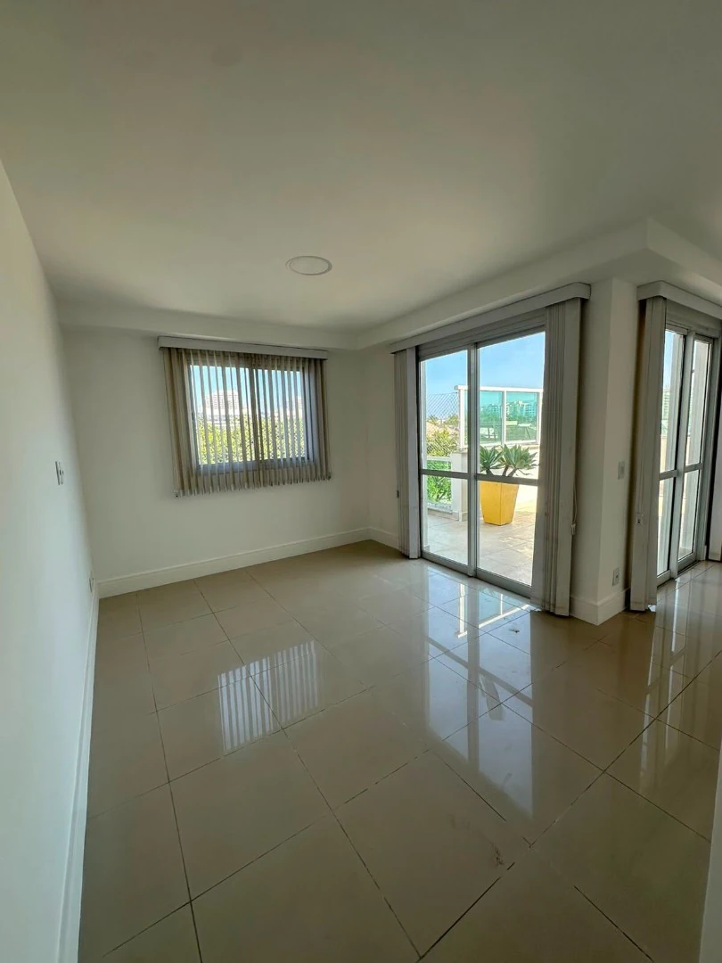 4-bedroom apartment with a balcony, 900 m² total area — photo 11
