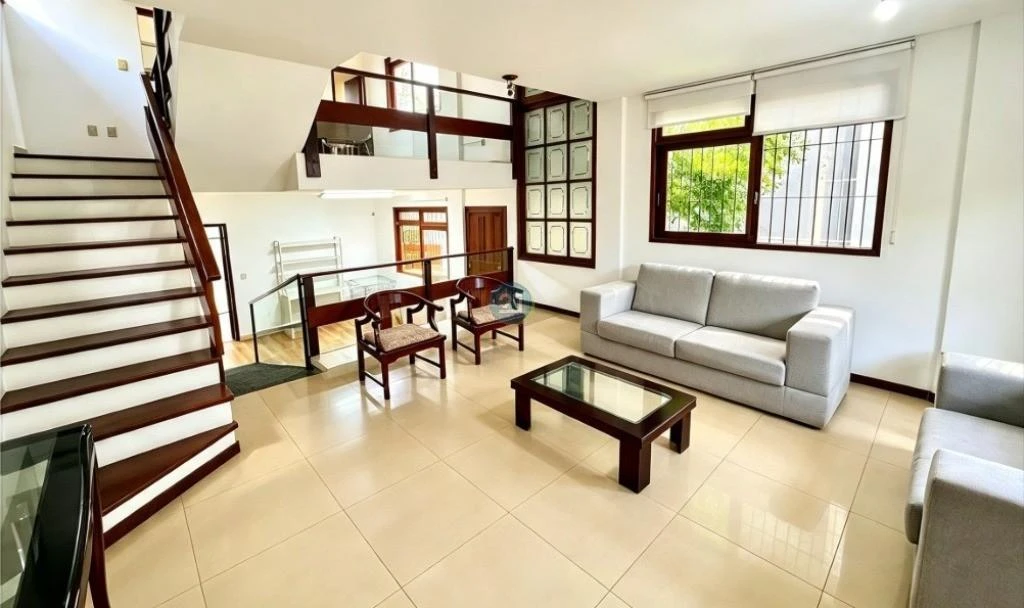 Furnished house, 300 m², with a home office