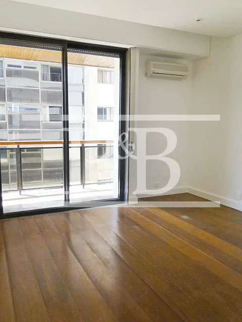 4-bedroom apartment with balcony and floor-to-ceiling windows — photo 28