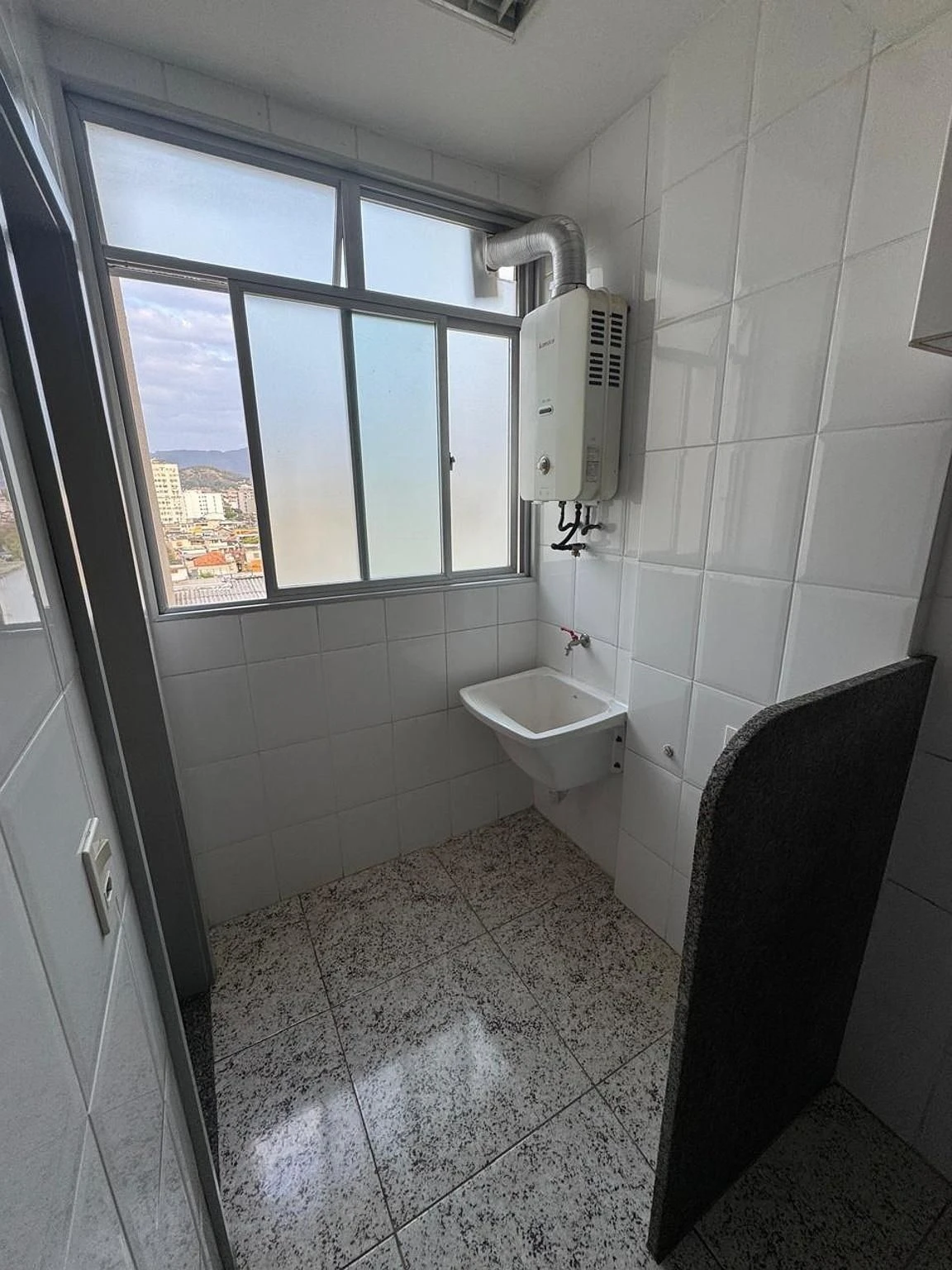 Apartment with 3 bedrooms and 4 bathrooms, balcony sink — photo 26