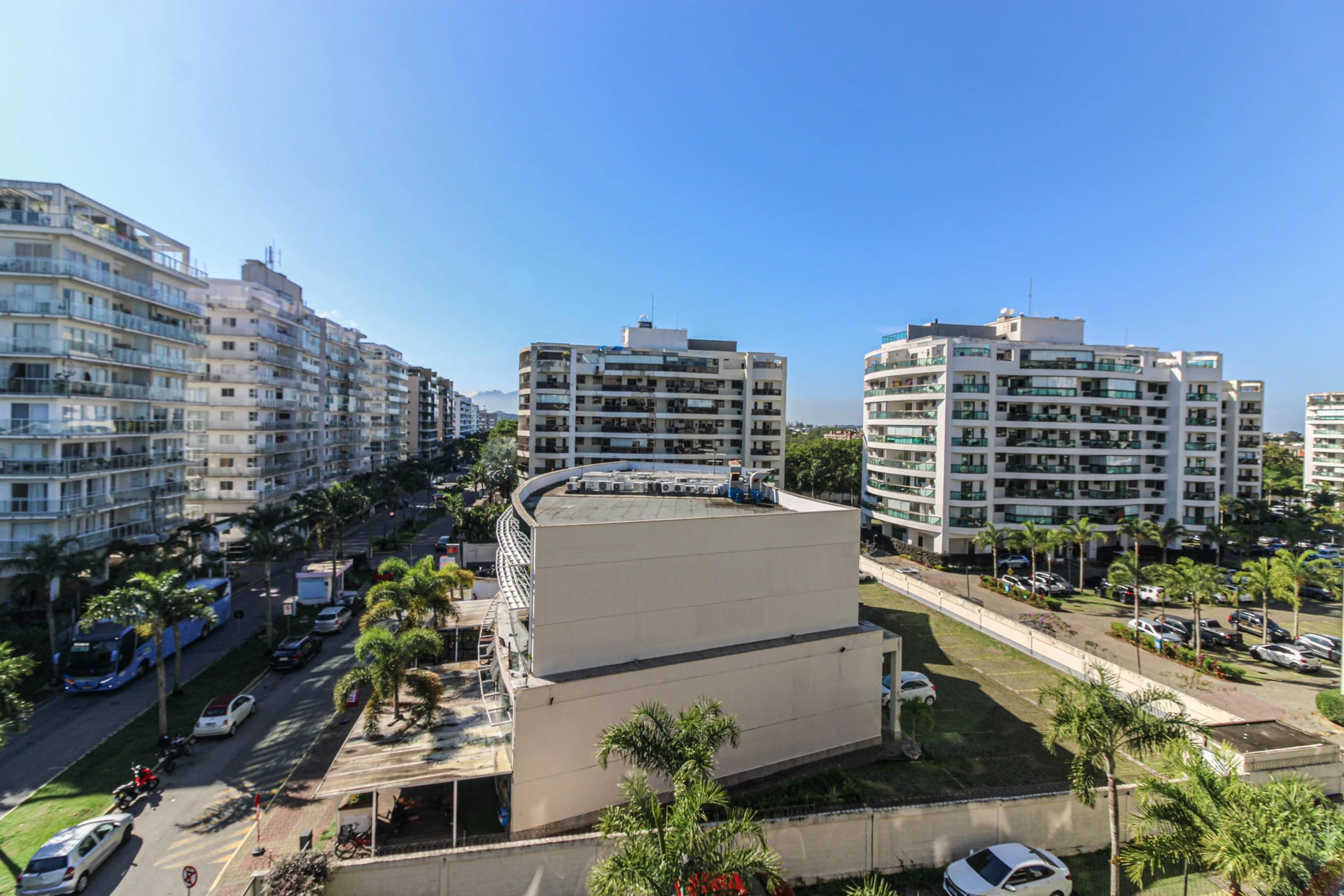 Glass-enclosed balcony in a 3-bedroom apartment, 96 m² — photo 34