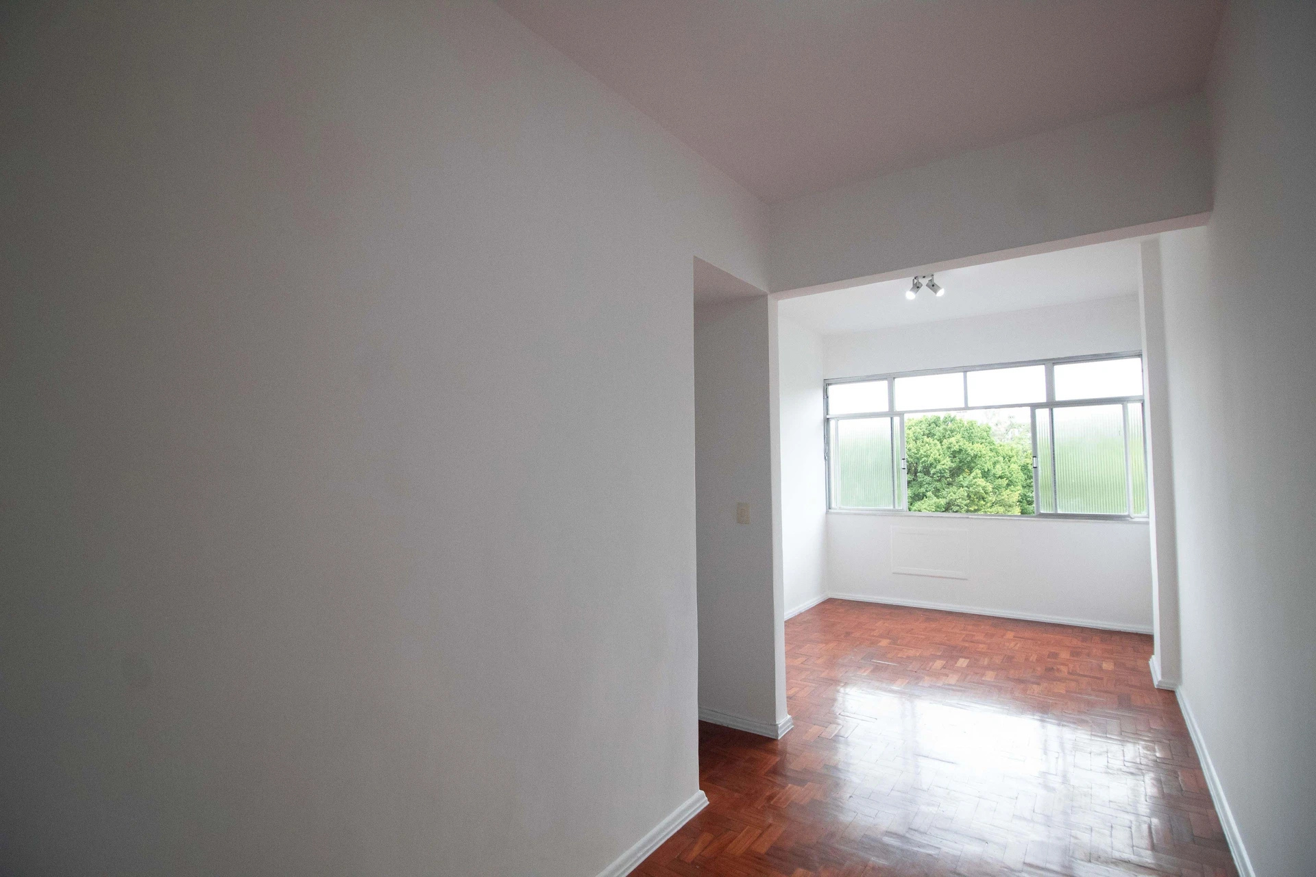Apartamento de 2 quartos com piso de madeira ou laminado — photo 14