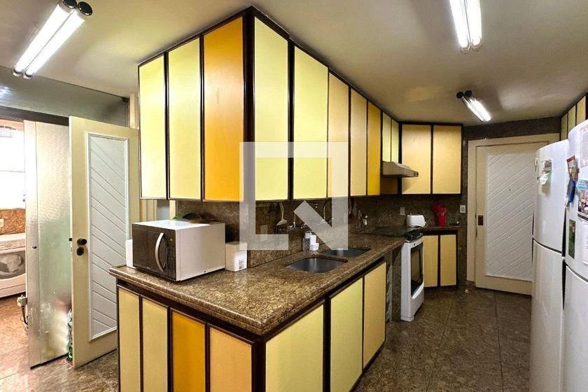 Duplex apartment with 3 en-suite bedrooms and laundry — photo 45