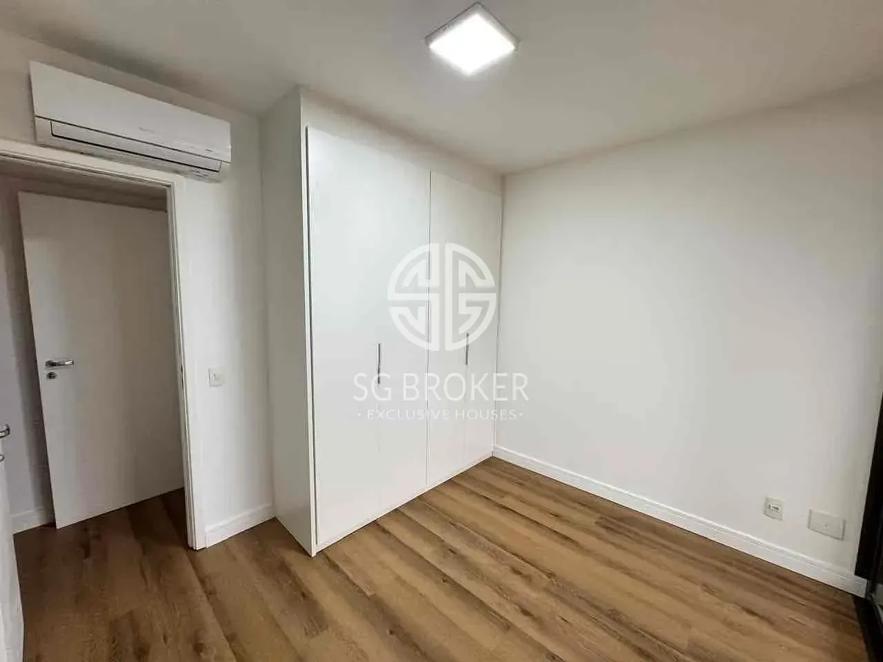 Apartment with views of the city and mountains — photo 12
