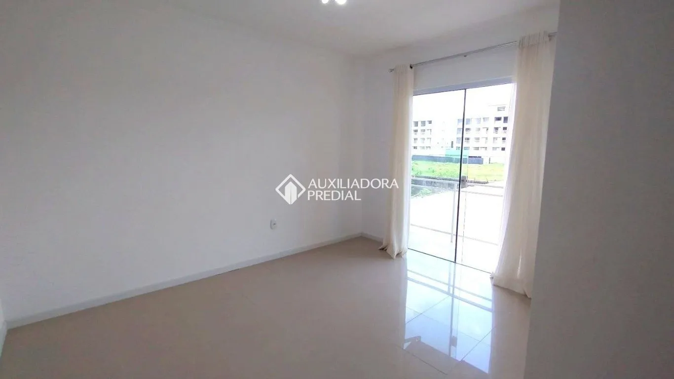 200 m² house with a bathtub and a glass-enclosed balcony — photo 4