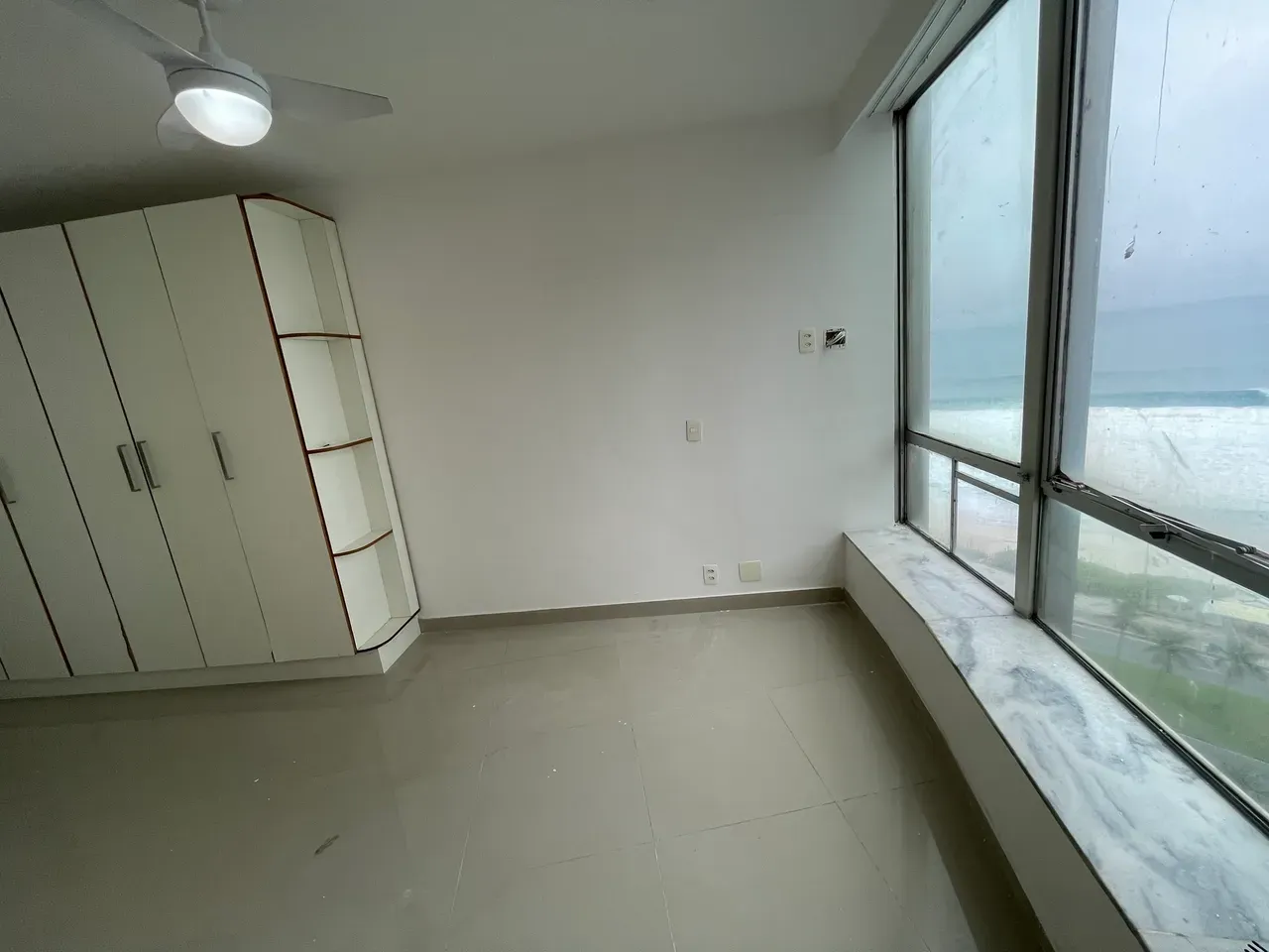 Unfurnished apartment with floor to ceiling windows — photo 26