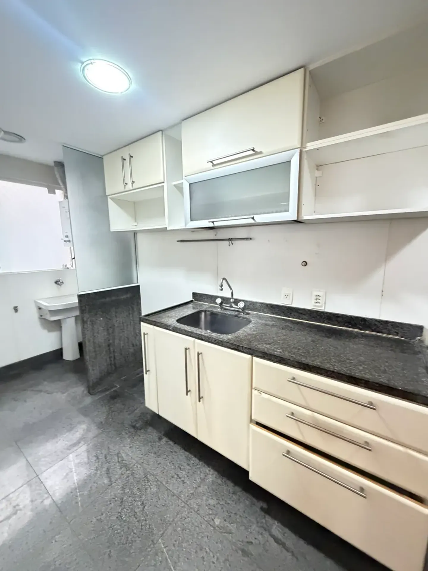 Walk-in closet in a 3-bedroom apartment, 110 m² — photo 7