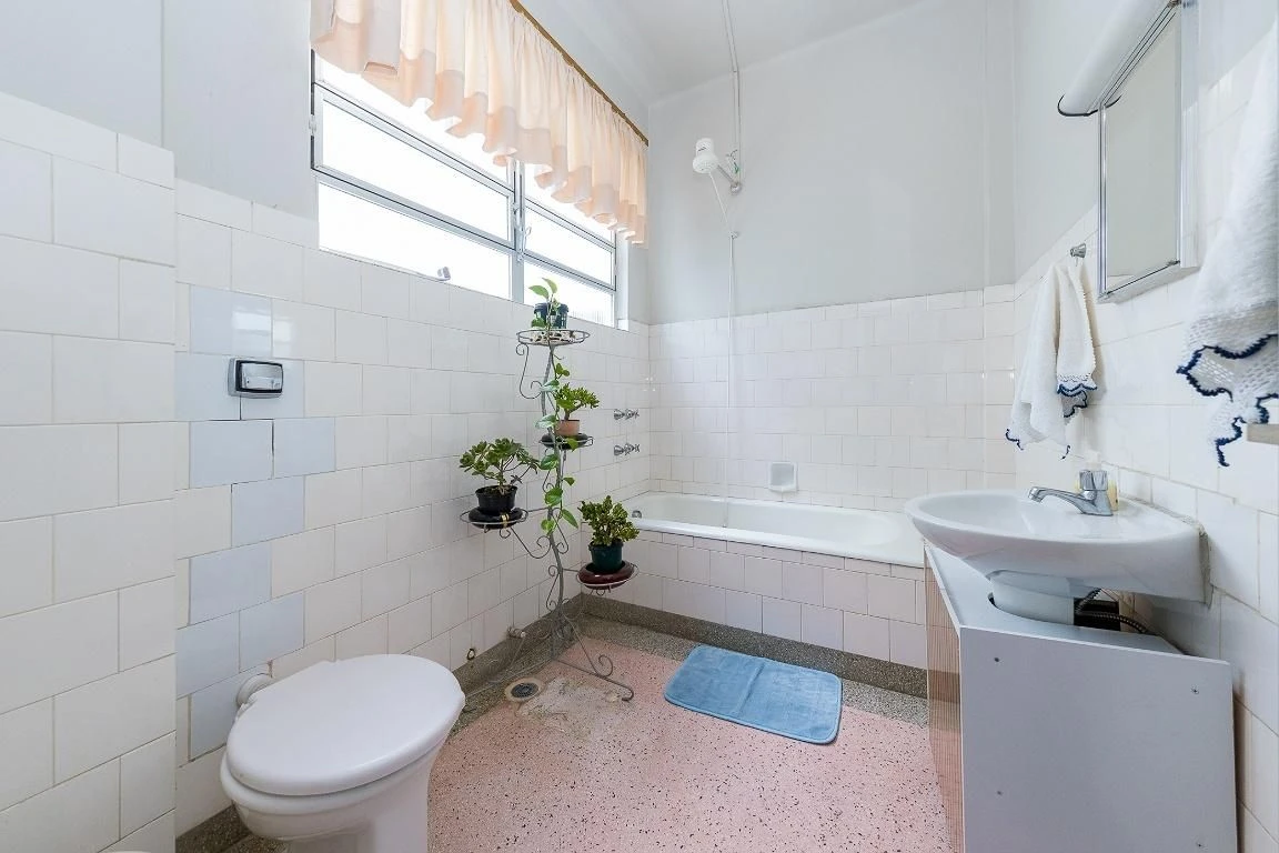 Furnished apartment, 97 m², with a bathtub — photo 41