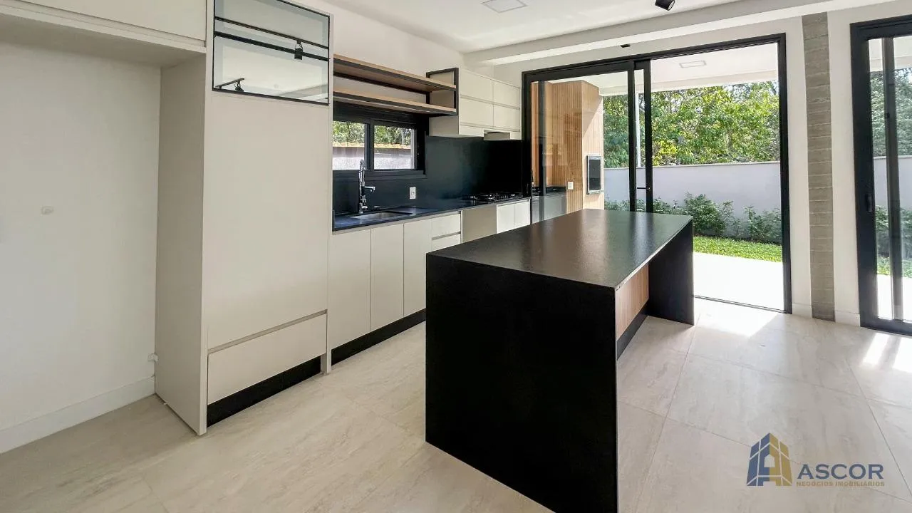 Garden in a 4-bedroom house, 250 m² — photo 5