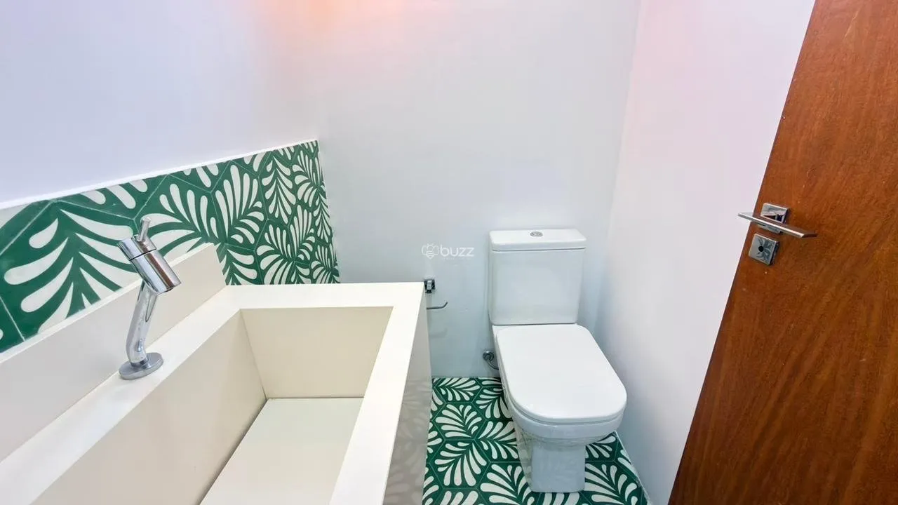 Balcony with a grill in a 2-bedroom house, 140 m² — photo 12