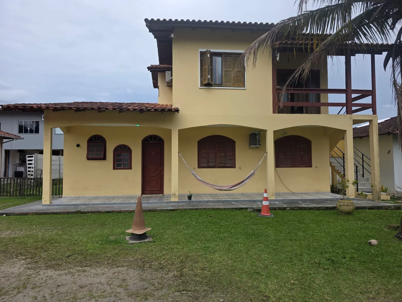 3-bedroom house with a closed kitchen and gas stove