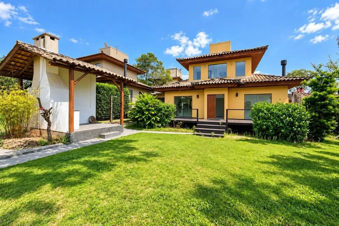 Balcony with a grill in a 2-bedroom house, 130 m² — photo 4