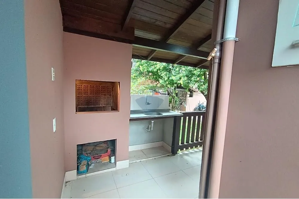 Two-suite house with integrated gas kitchen and BBQ