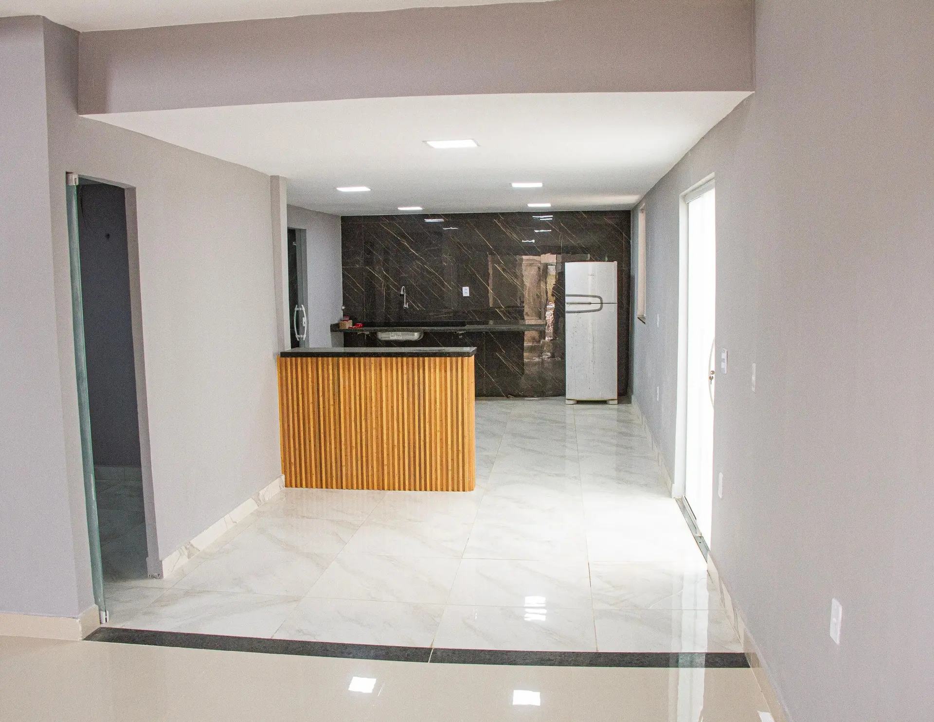 Casa com 4 quartos e cozinha integrada com geladeira