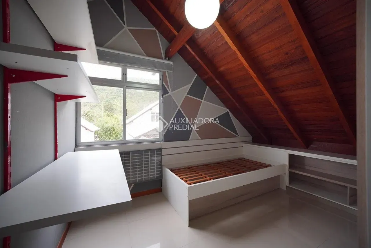 Walk-in closet in a 3-bedroom house, 140 m² — photo 23