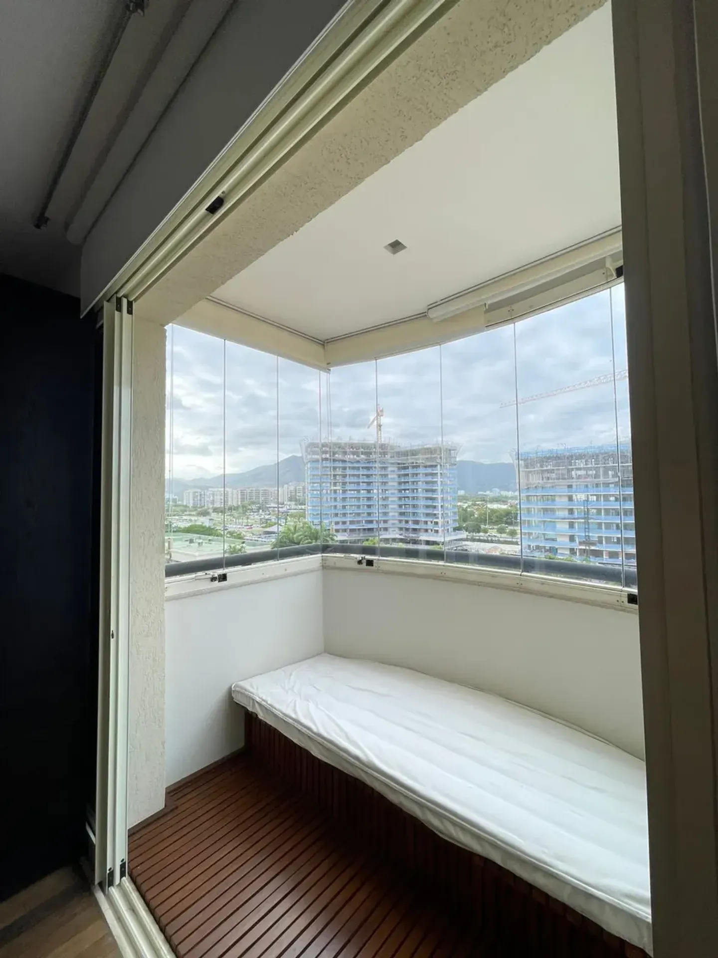 Furnished 3-bedroom apartment with glassed balcony — photo 35