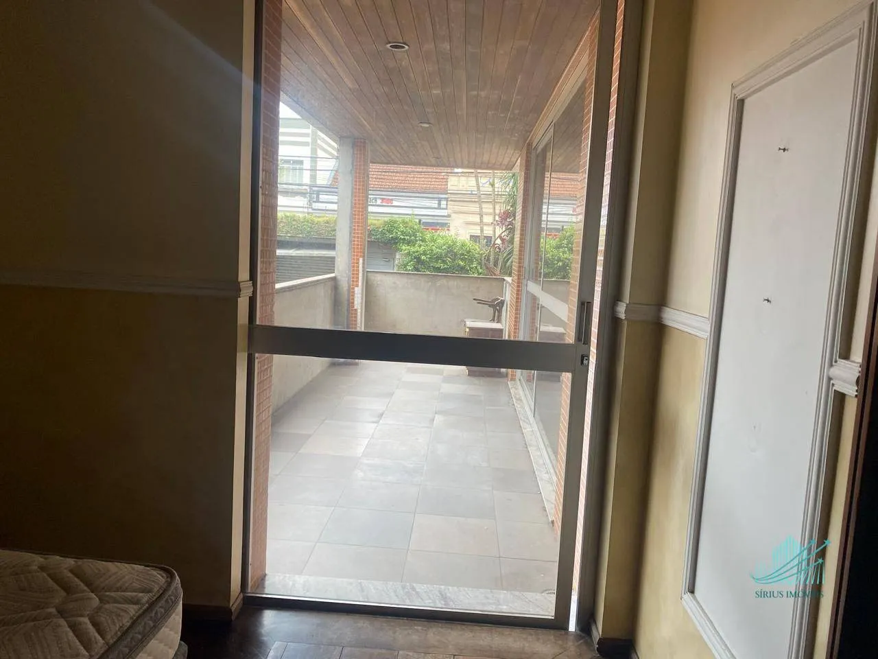 4-bedroom apartment with enclosed glass balcony — photo 7