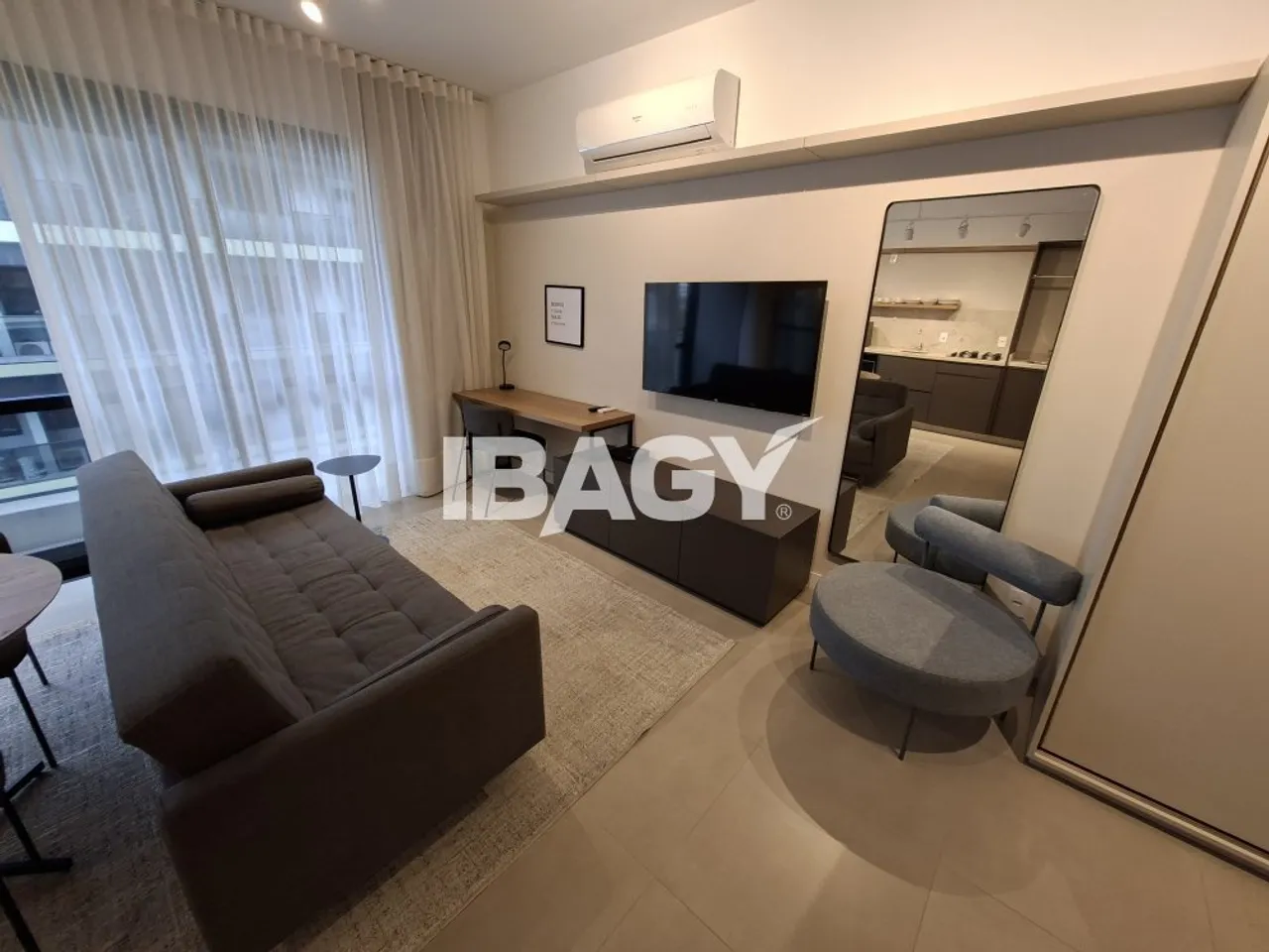 Apartamento mobiliado de 1 quarto com varanda