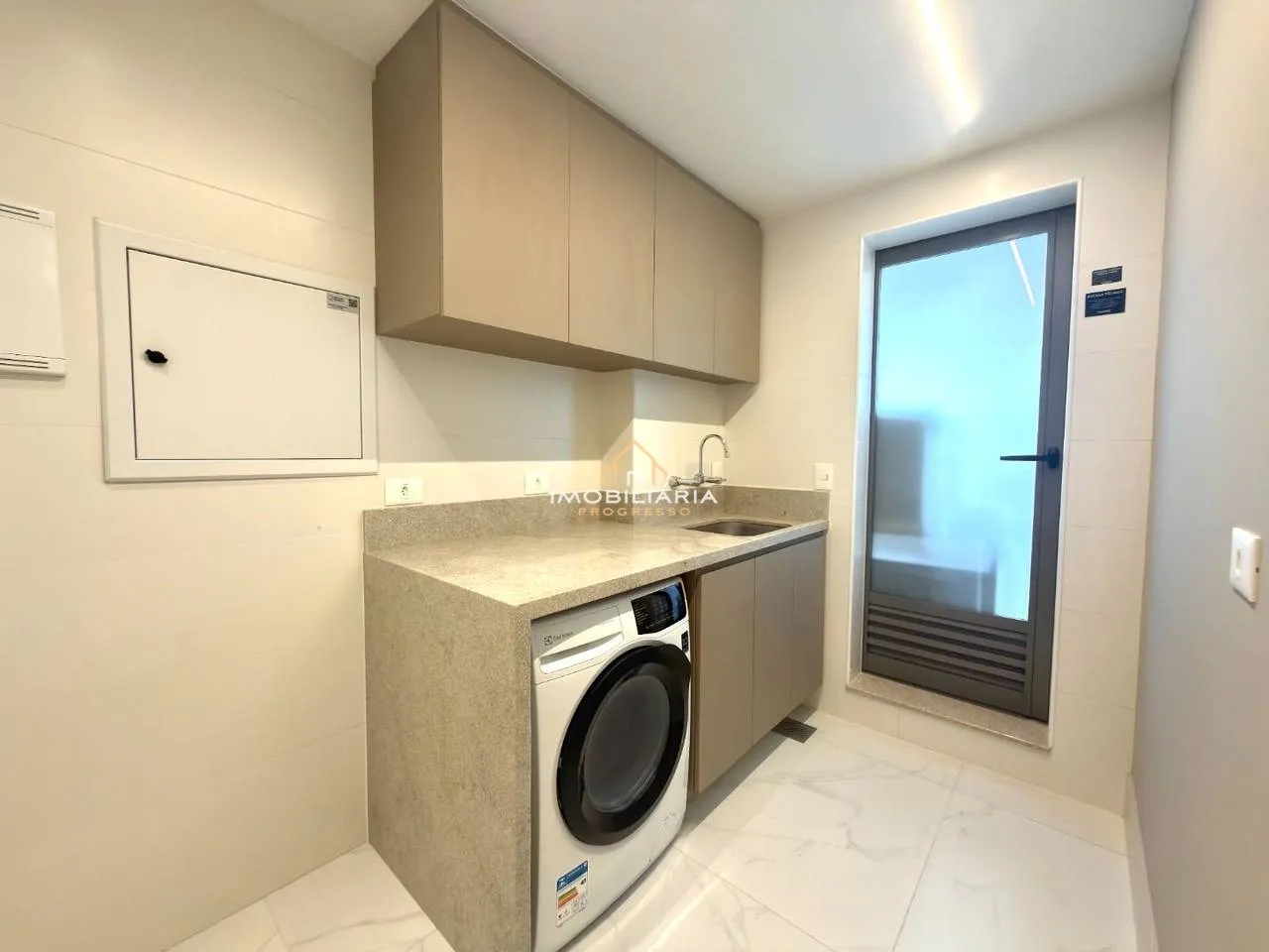 Floor-to-ceiling windows in a 3-bedroom apartment, 138 m² — photo 53