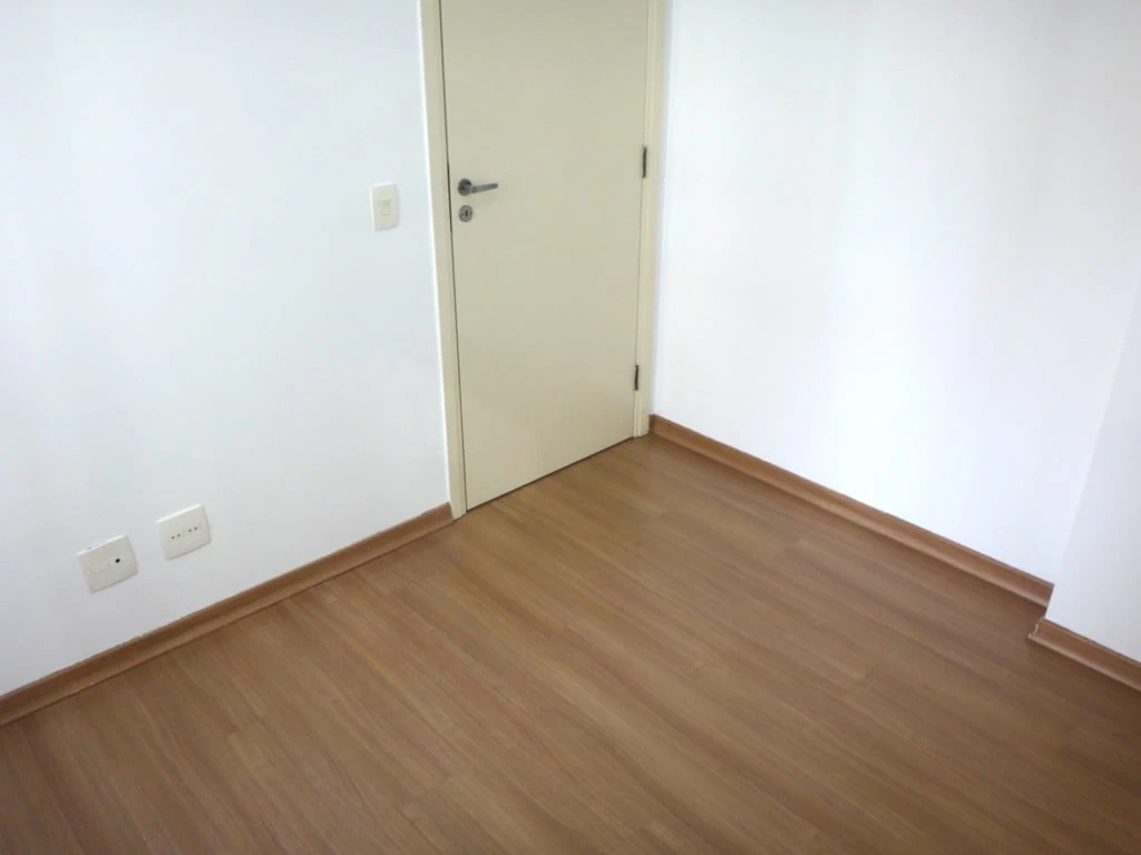3-bedroom apartment with wood or laminate floors — photo 21