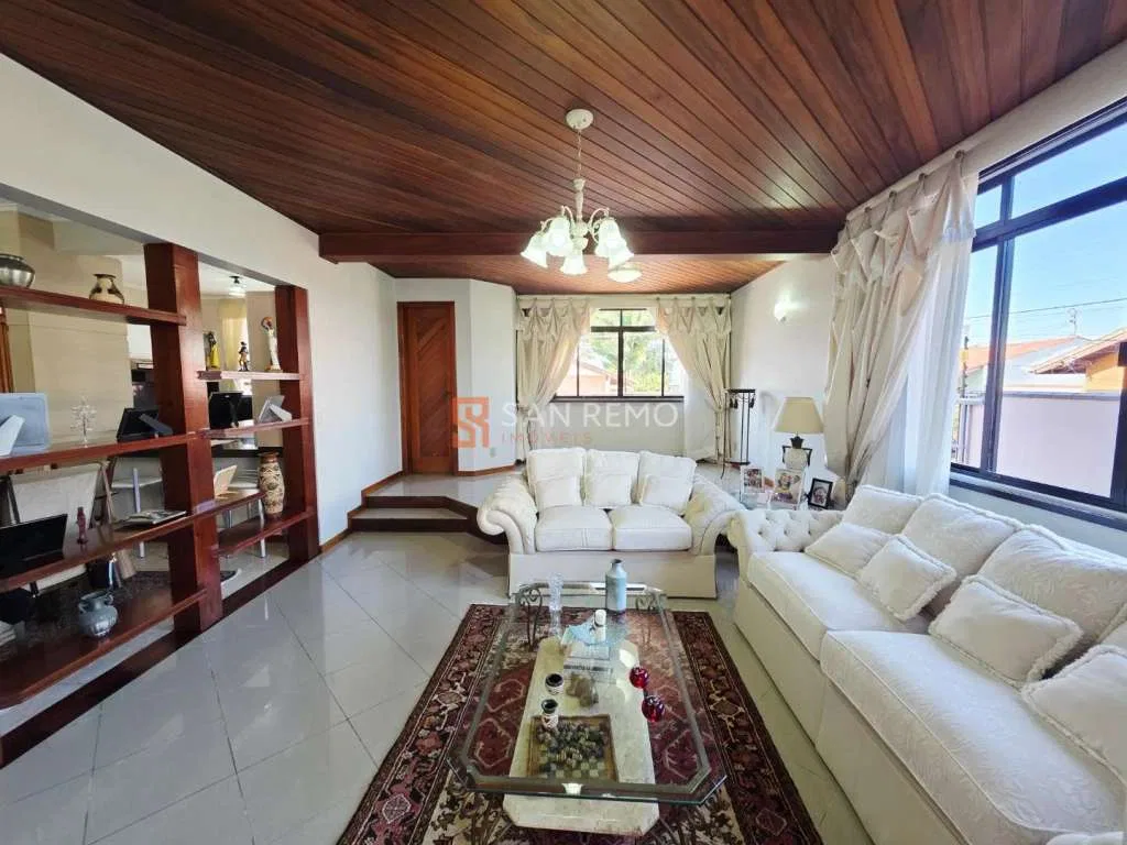 Casa en alquiler con 5 dormitorios y 3 baños