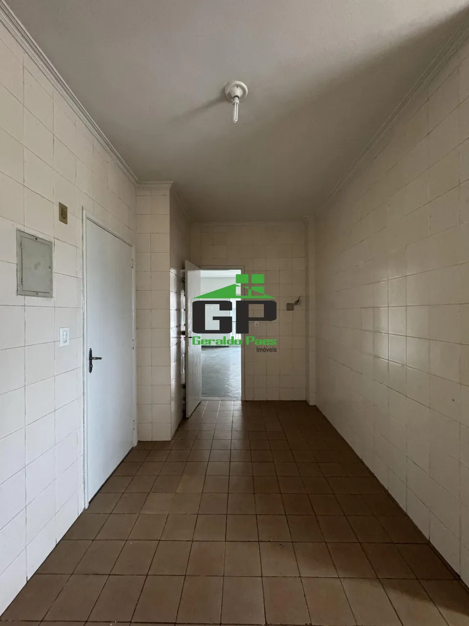 2-bedroom apartment with balcony and laundry area — photo 8