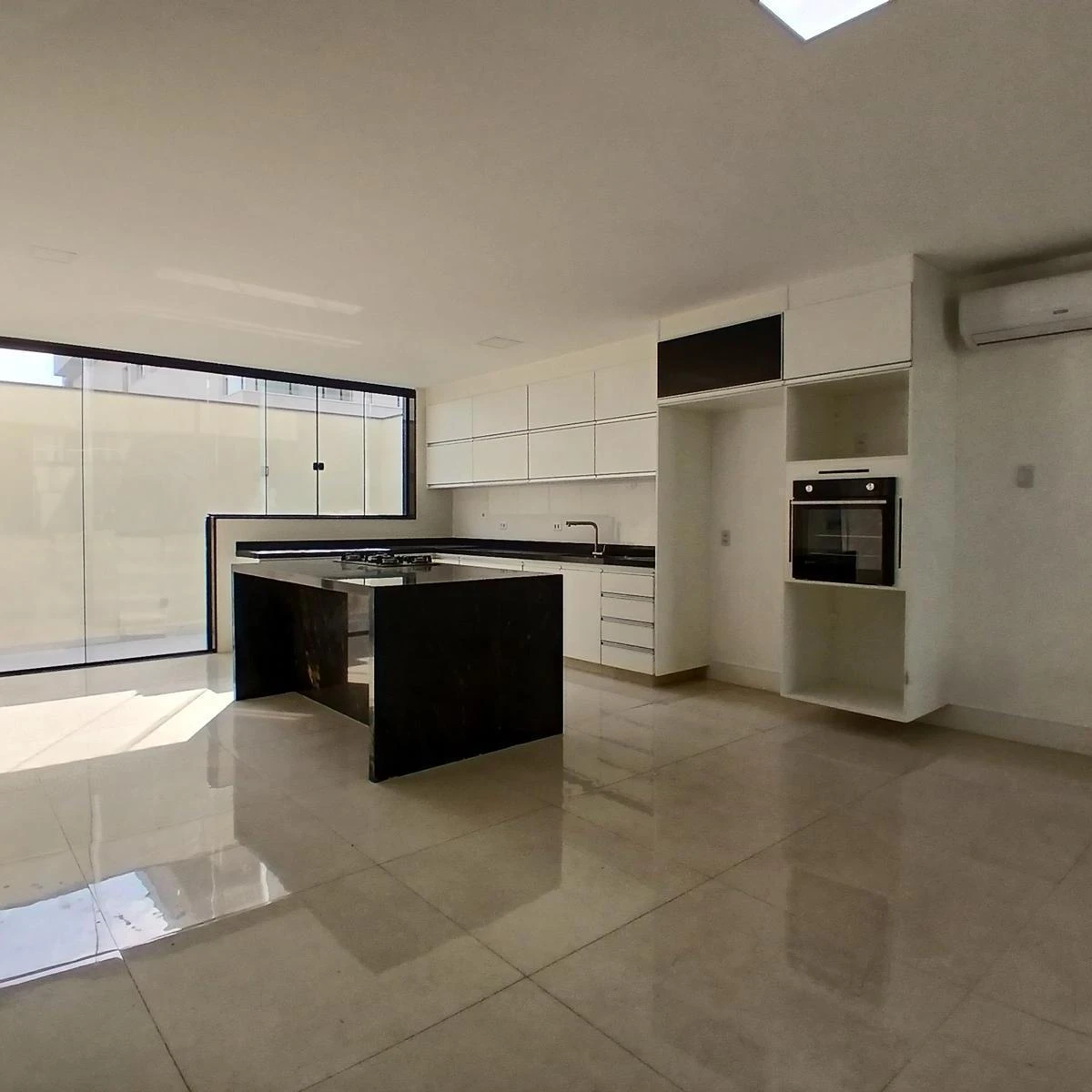 House, 464 m², with floor-to-ceiling windows — photo 9