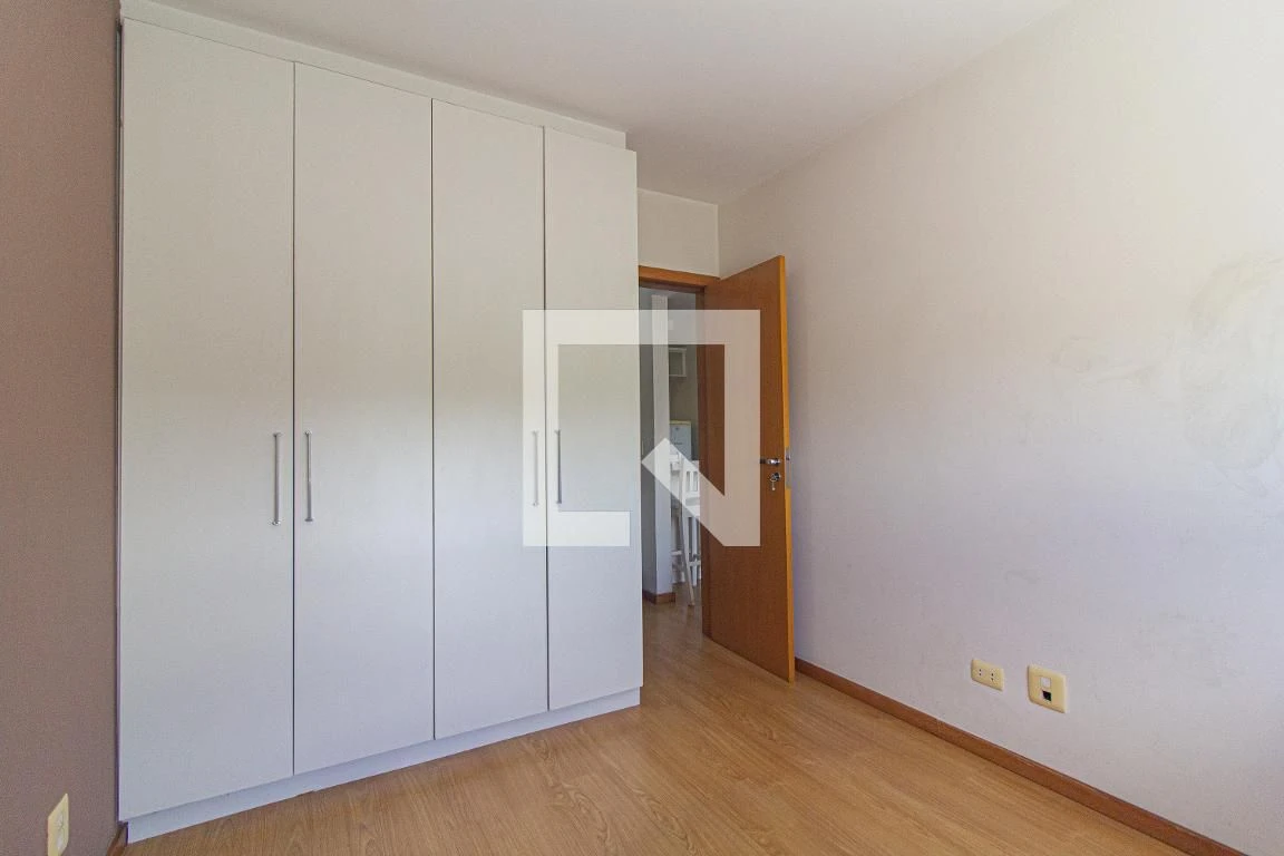 One-bedroom apartment in a building with a gym — photo 11