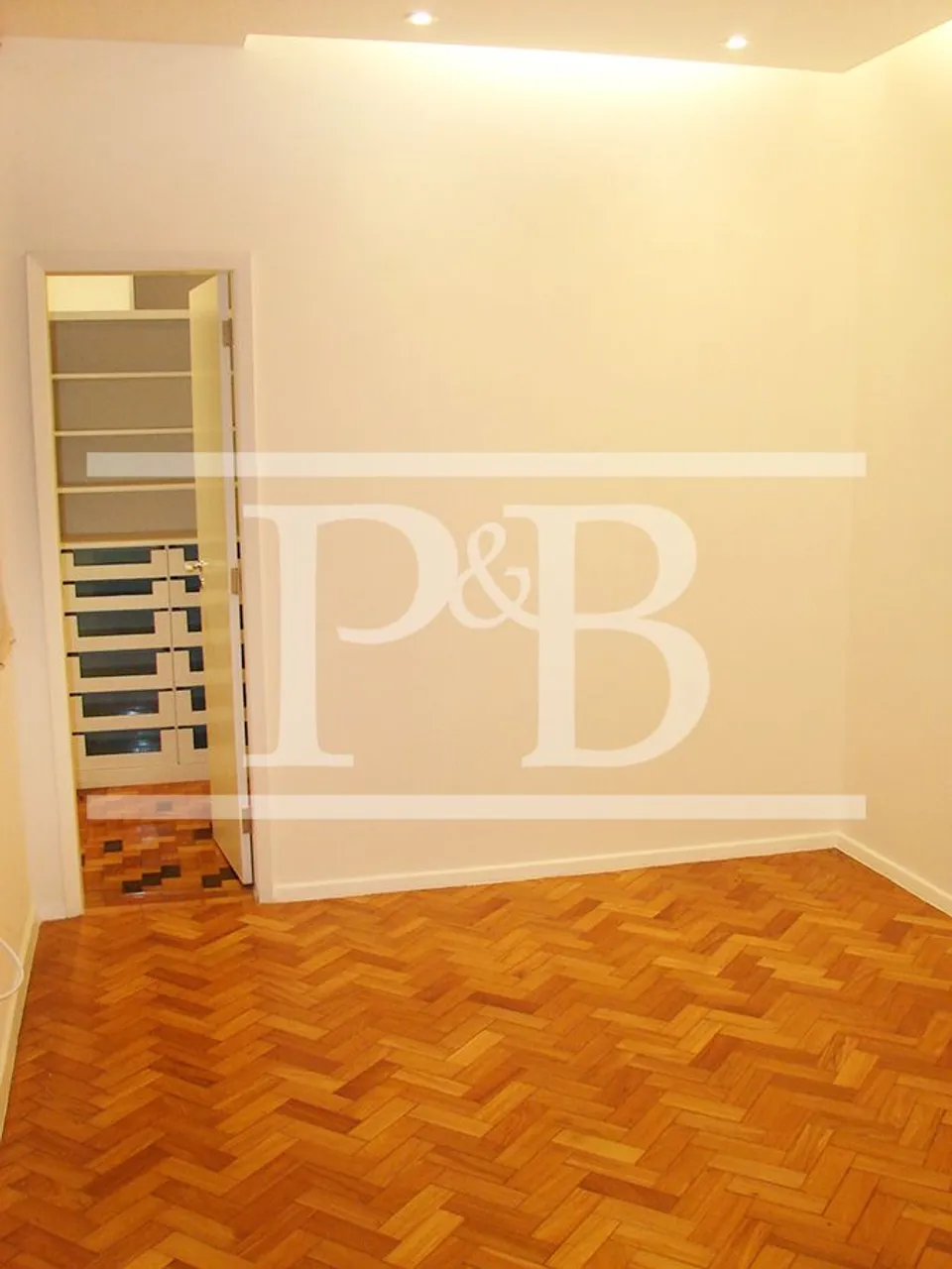 4-bedroom apartment with air conditioning — photo 18