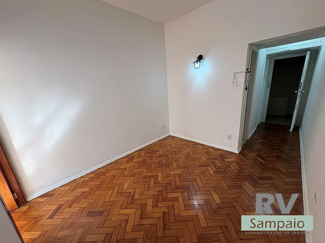 Wood or laminate floors in a one-bedroom apartment, 31 m² — photo 6
