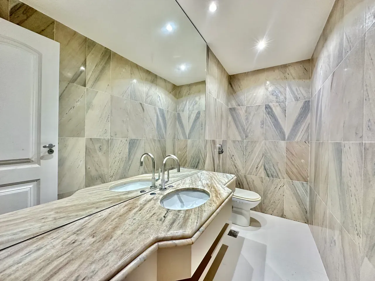 Furnished apartment, 268 m², with a water view — photo 32