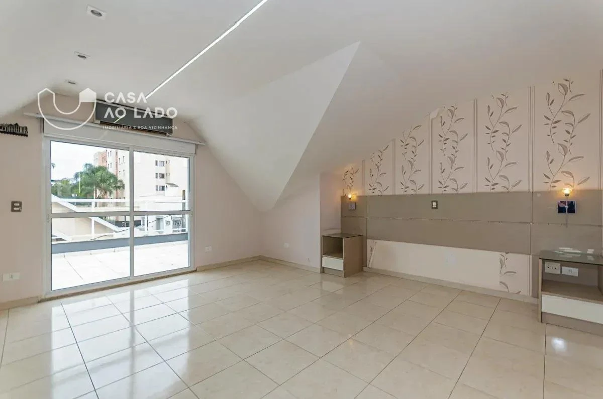 Balcony with a grill in a 3-bedroom house, 264 m² — photo 38