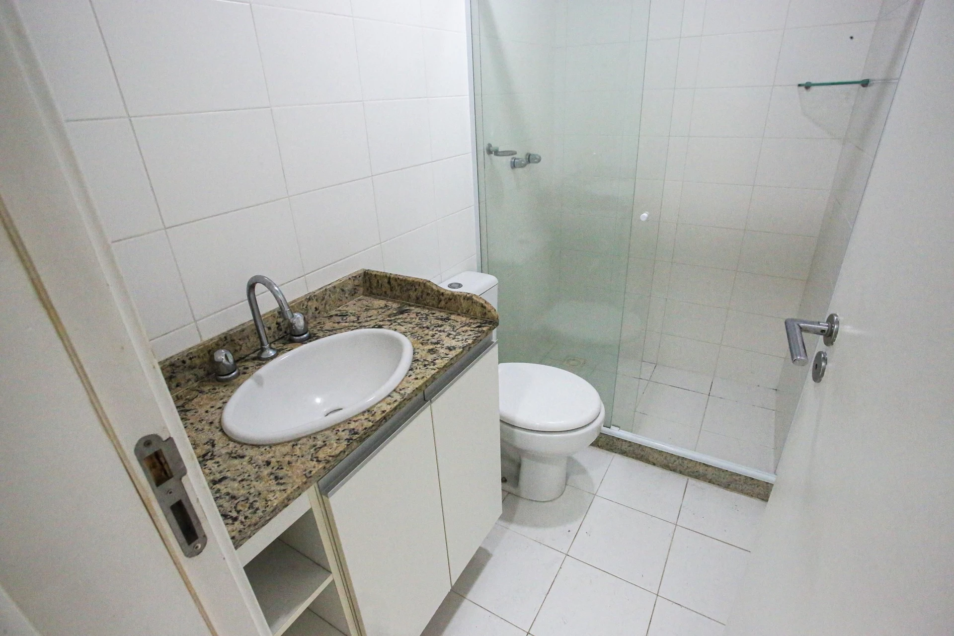 Balcony with a grill in a 2-bedroom apartment, 60 m² — photo 16