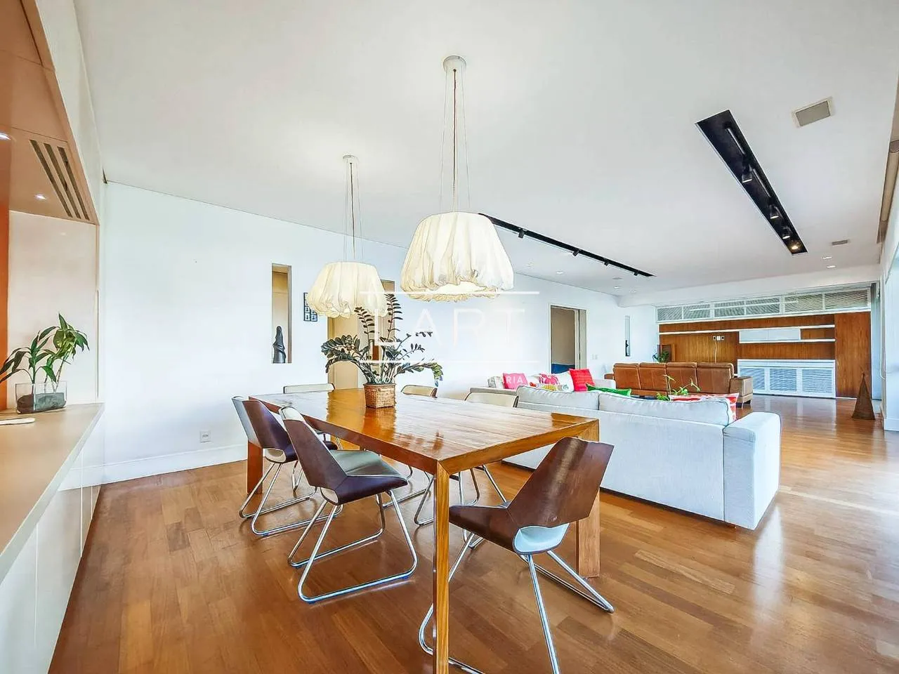 Furnished 3-bedroom apartment with 4 bathrooms and 240 m² — photo 12