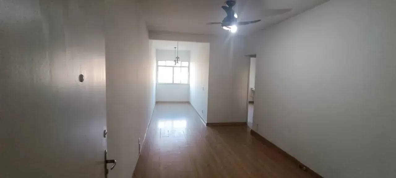 Unfurnished 2-bedroom apartment with wood floors — photo 6