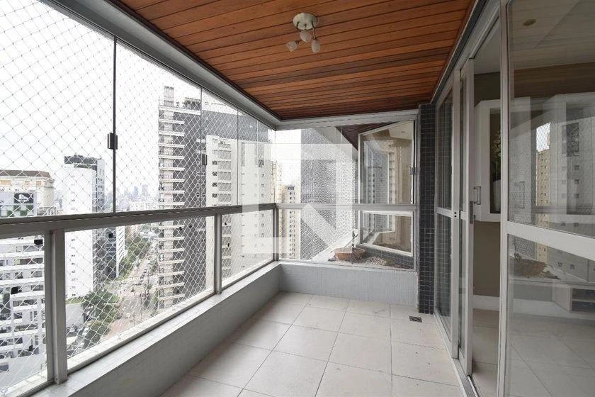 Apartment, 284 m², with a glass-enclosed balcony