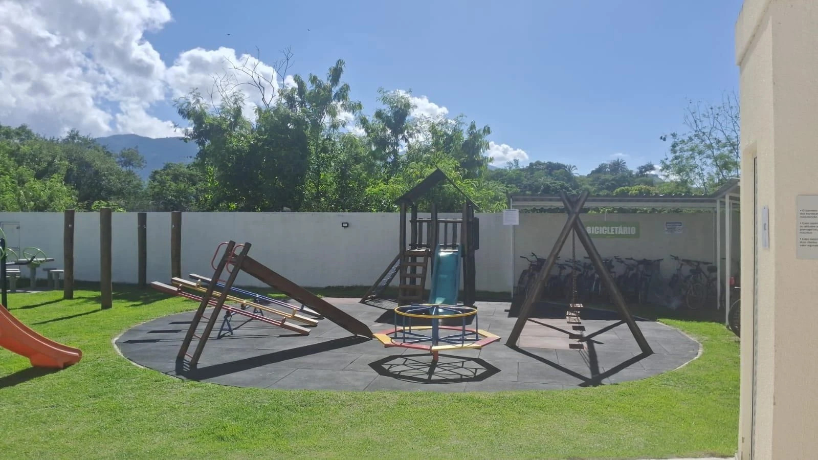Apartamento de 2 quartos em condomínio com piscina — photo 2