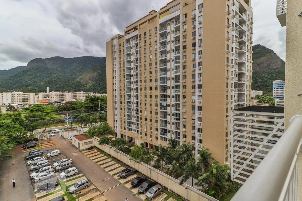 Unfurnished 3-bedroom apartment with balcony — photo 53