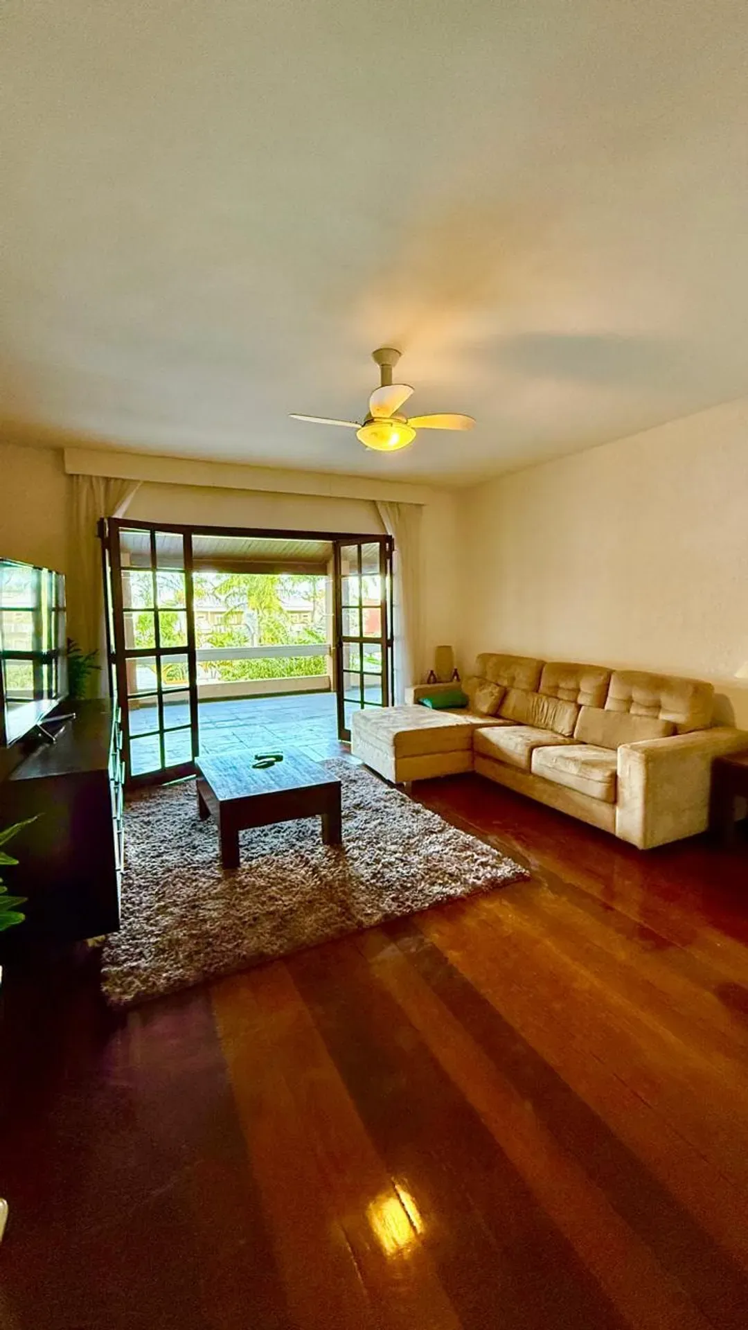Casa triplex com 6 quartos, jardim privado e cozinha fechada
