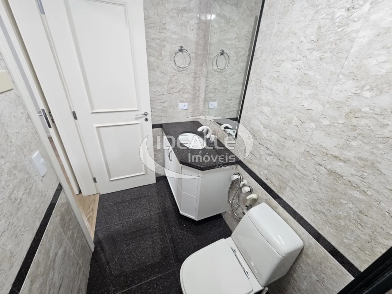 Apartamento de 3 suites con 335 m² y balcón — photo 18