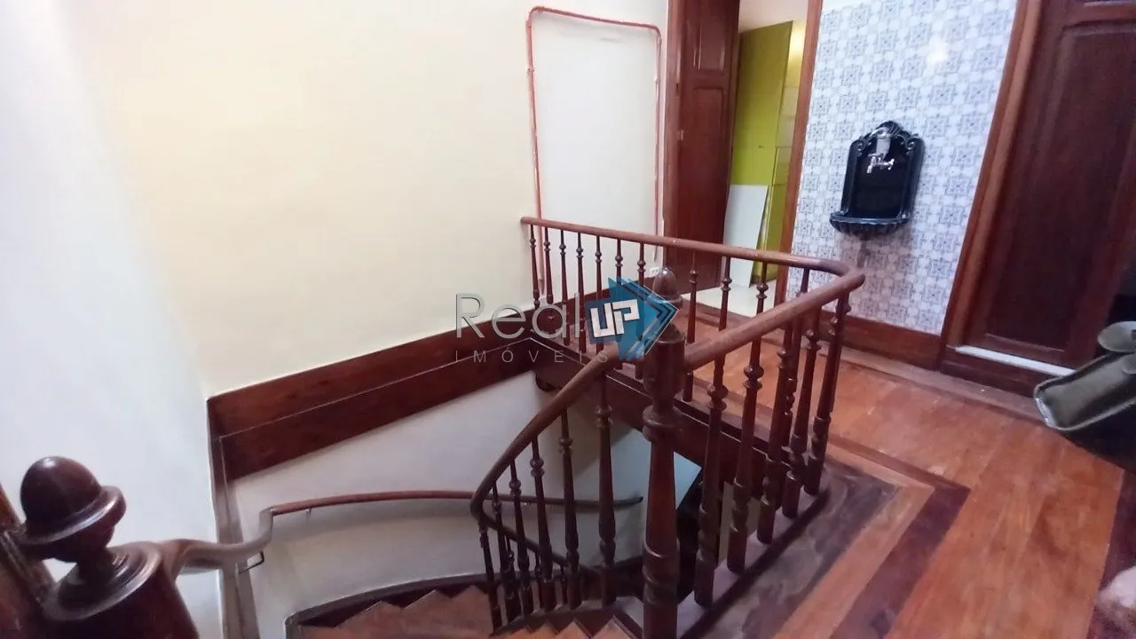 Colonial-style house with 3 bedrooms and a balcony — photo 41