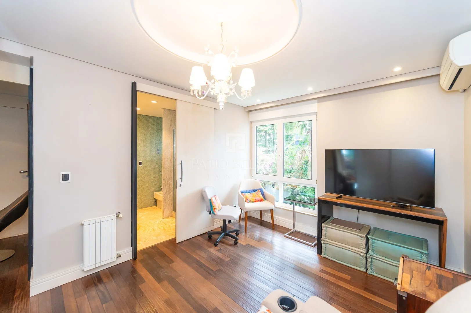 Floor-to-ceiling windows in a 6-bedroom house, 763 m² — photo 72