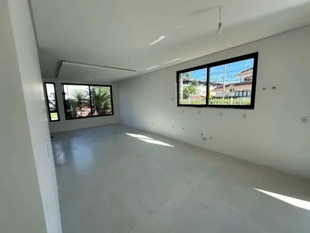 House with 4 en-suite bedrooms and a private garden
