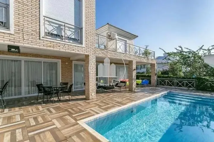 House with 6 en-suite bedrooms, 800 m² and 4 parking spots