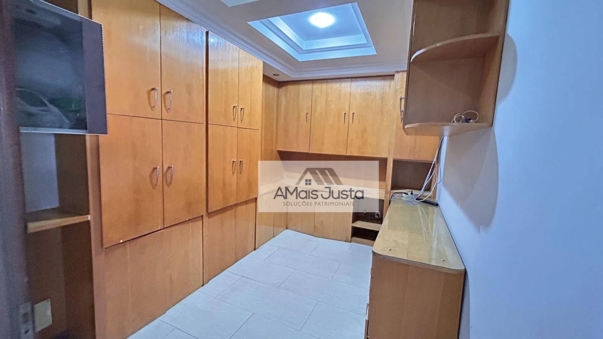 4-bedroom apartment in a building with a pool — photo 37
