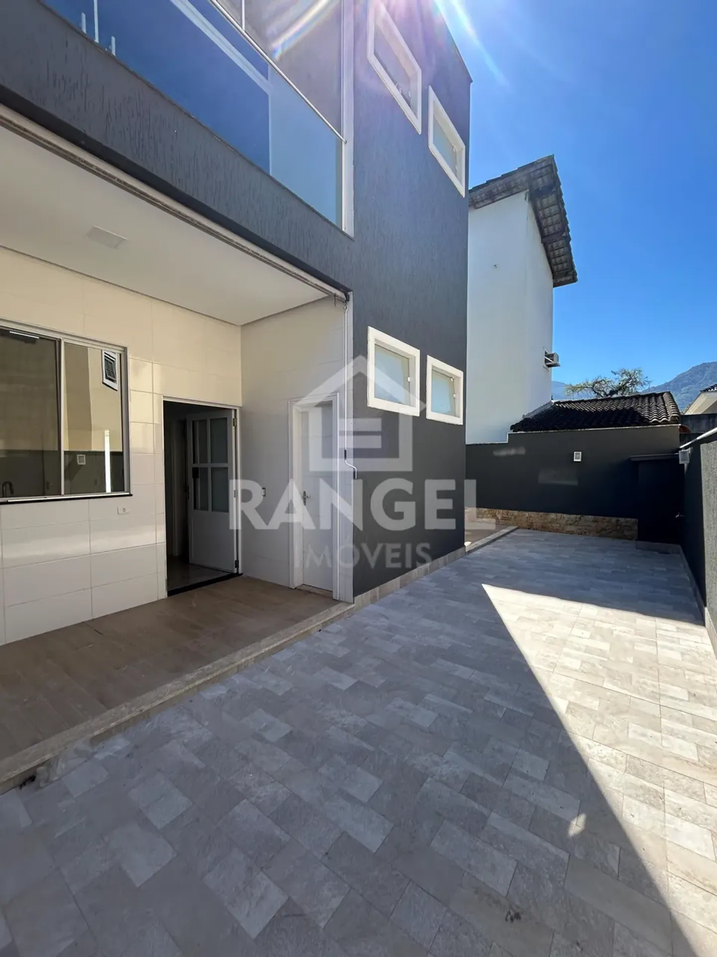 House, 350 m², with a grill on the balcony
