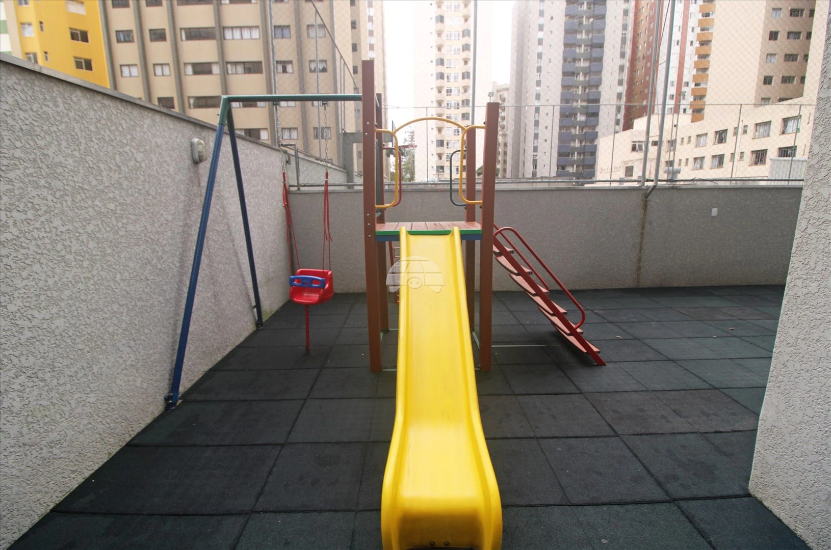 3-bedroom apartment with wood or laminate floors in Curitiba — photo 13