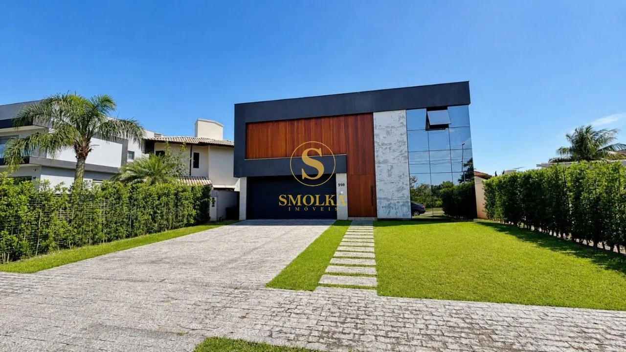 Casa mobiliada com 4 suítes e piscina privativa no condomínio